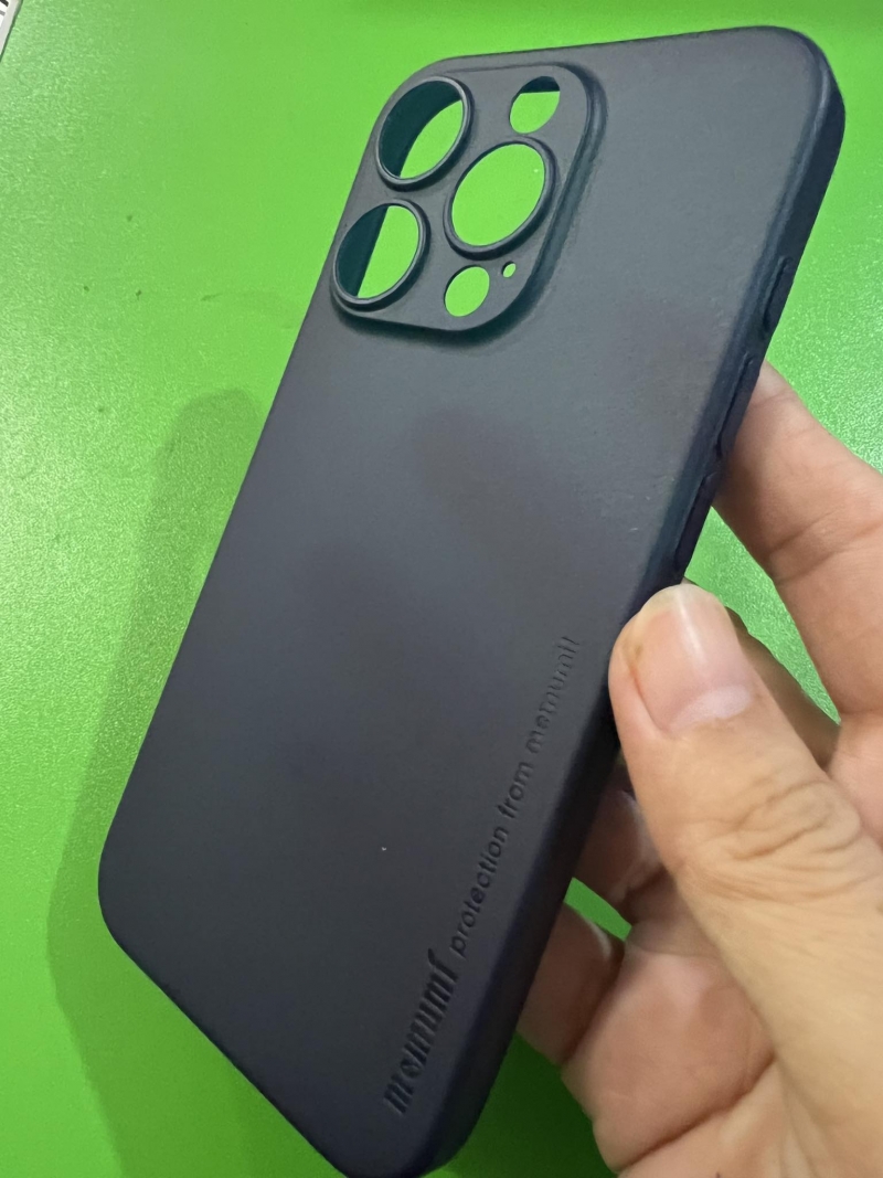 Ốp Lưng iPhone 15 Pro Nhám Mờ Siêu Mỏng Chính Hãng Hiệu Memumi được làm bằng silicon siêu dẻo nhám và mỏng có độ đàn hồi tốt, nhiều màu sắc mặt khác có khả năng chống trầy cầm nhẹ tay chắc chắn.